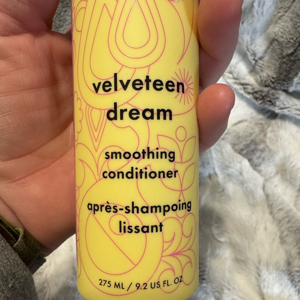 Amika - Velveteen Dream Smoothing Conditioner 9.2oz
NEW Full Size - Picture 2 of 4